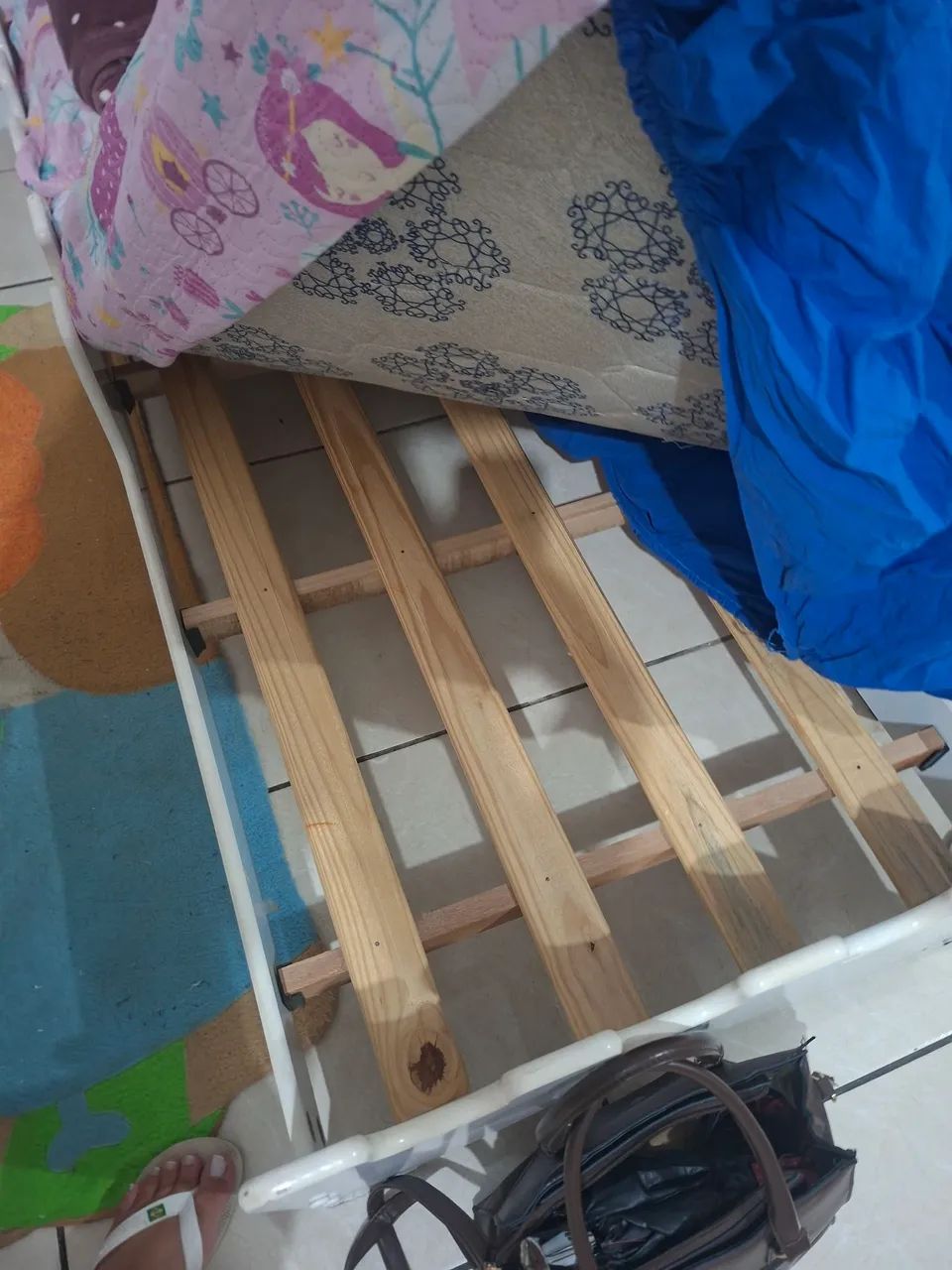 Vendo cama infantil e mini penteadeira - Foto 4
