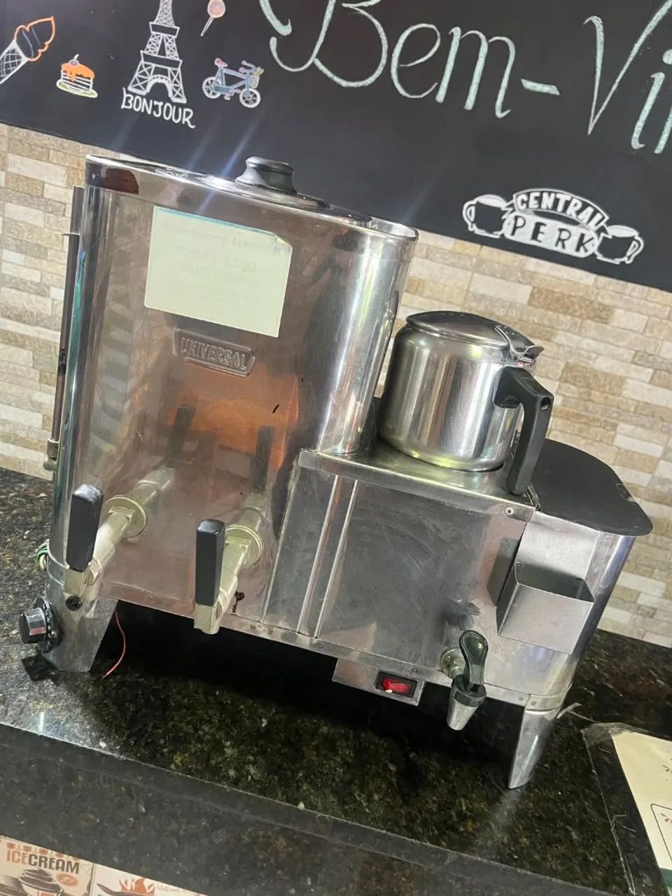 Cafeteira elétrica industrial conjugada com esterilizador e bule da marca Universal. 