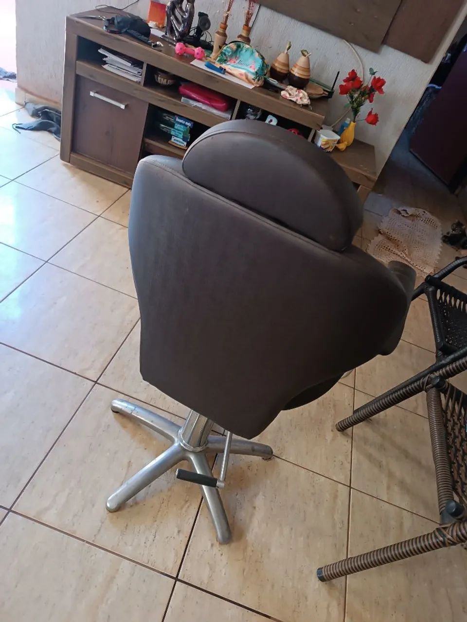 CADEIRA DE SALÃO COM ALGUNS DETALHES  - Foto 4