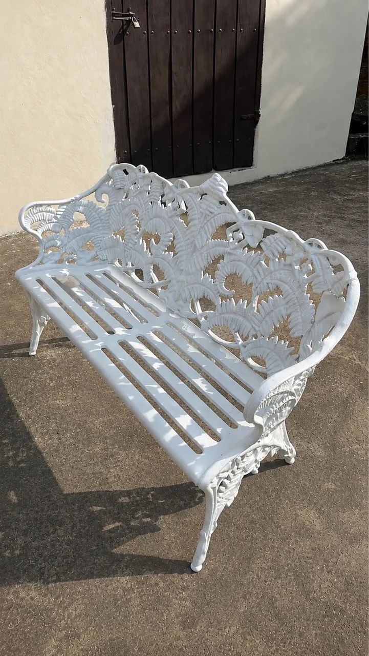 Conjunto de mesa e banco fundido 