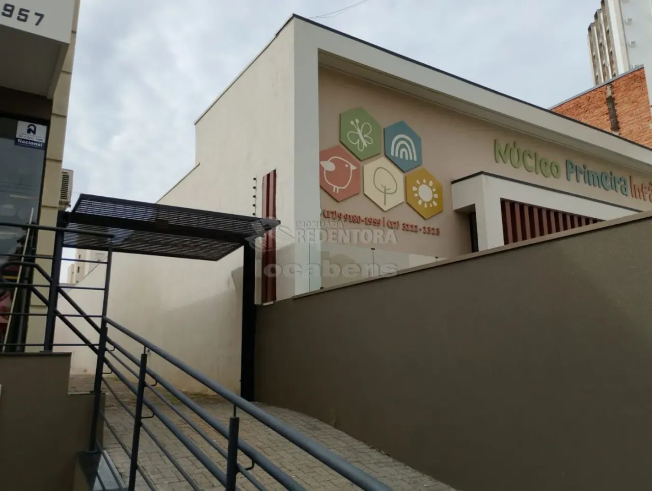 Casa nos fundos com 5 salas comerciais, acessibilidade e 1 garagem