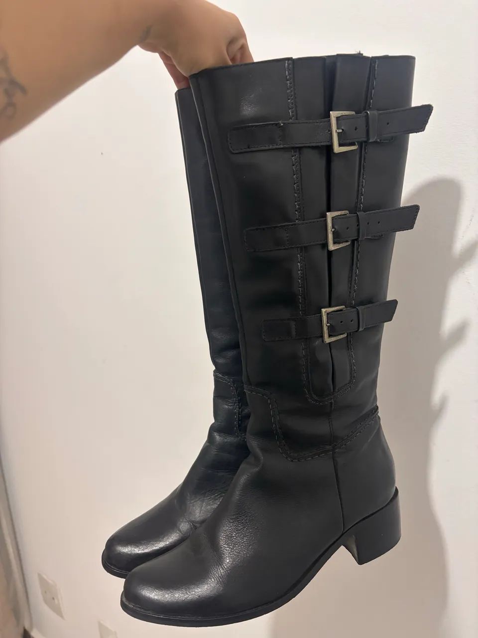 Bota cano alto de couro 