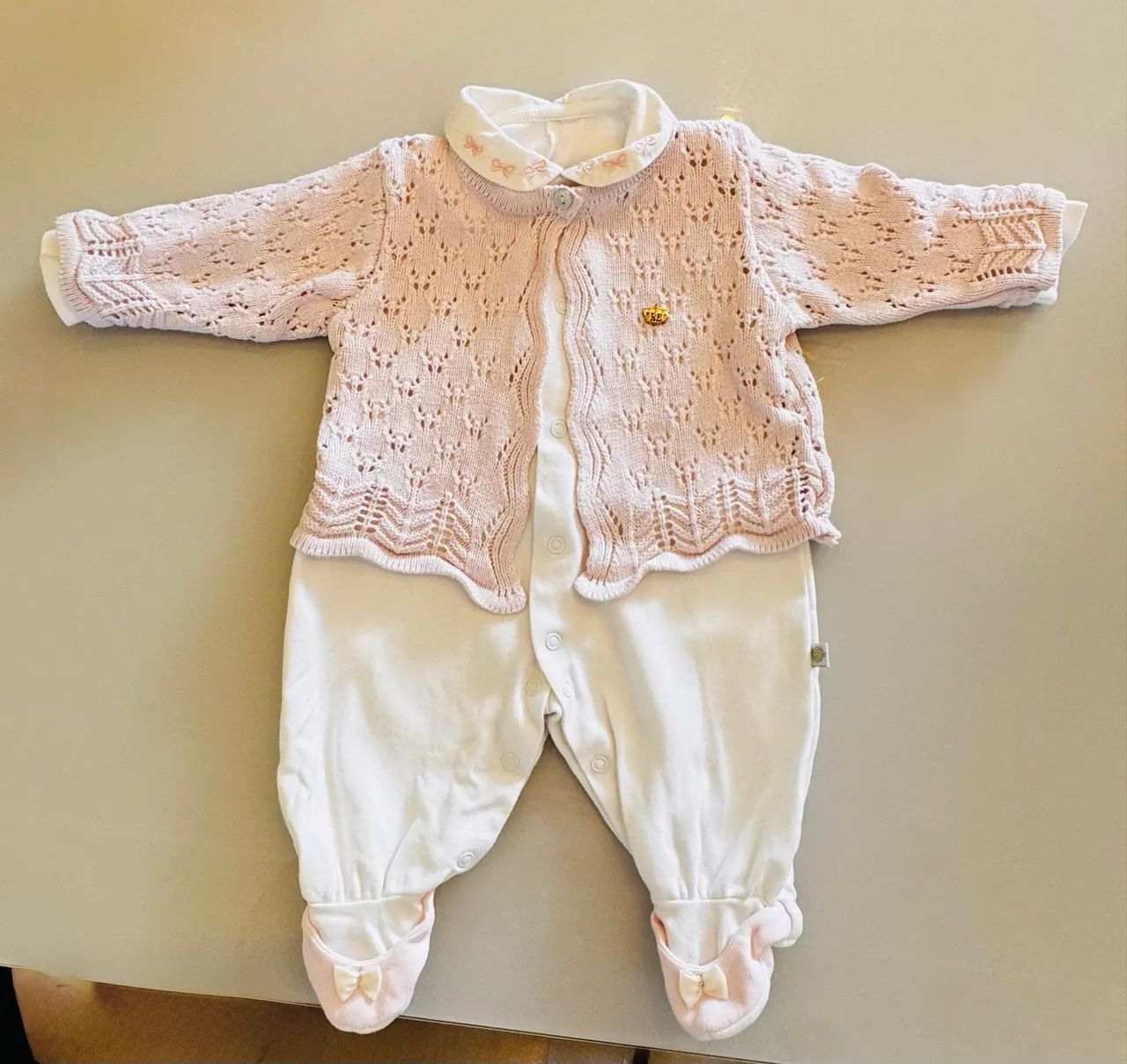 Macacão de bebê  branco com casaquinho de linha rosa - 6 meses