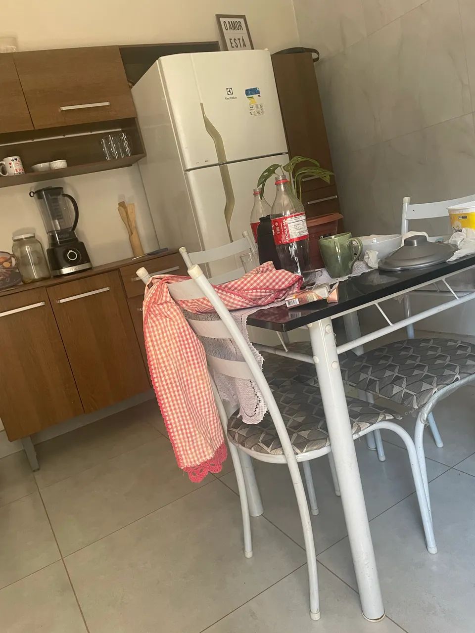 Vendo mesa 4 cadeiras, simi nova  - Foto 3