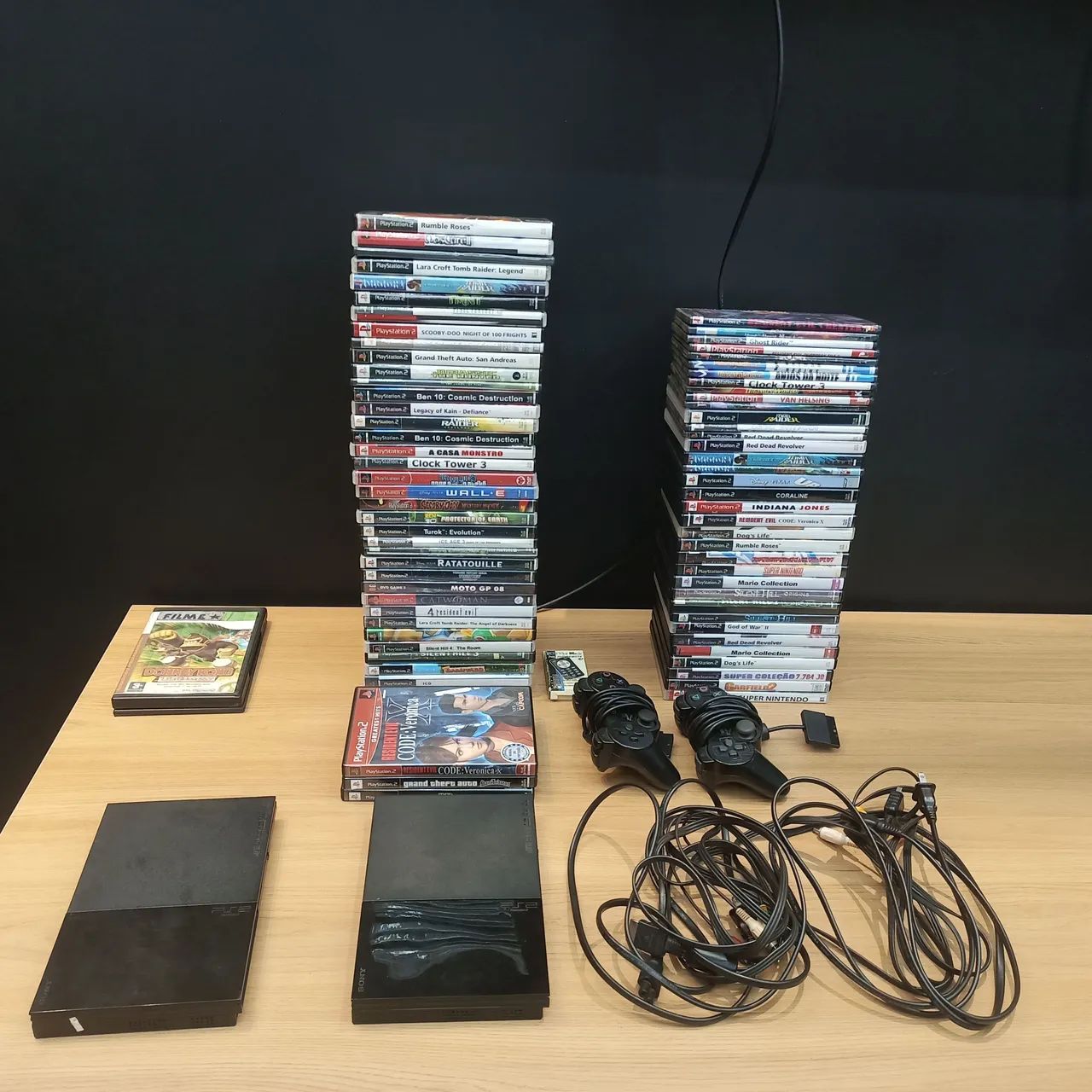 Lote 2 PS2 com 73 jogos paralelos, 2 controles, 7 memory cards