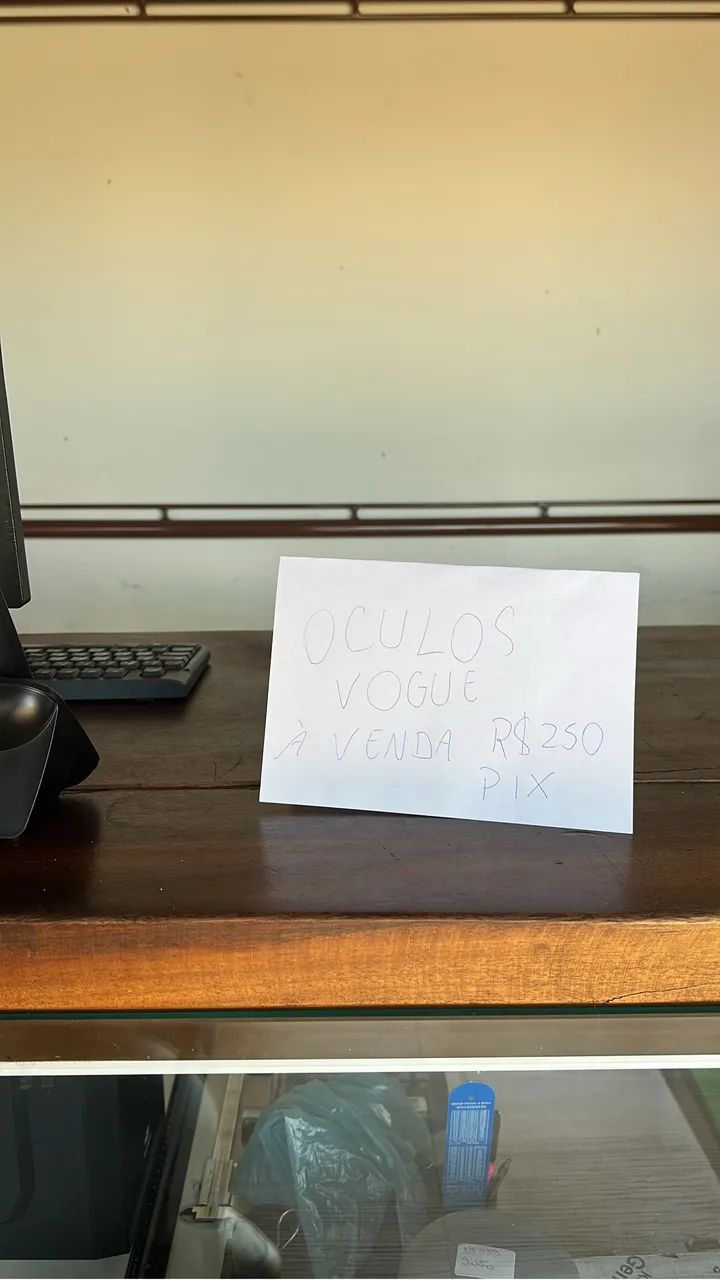Óculos Vogue (Ótimo estado de conservação). 