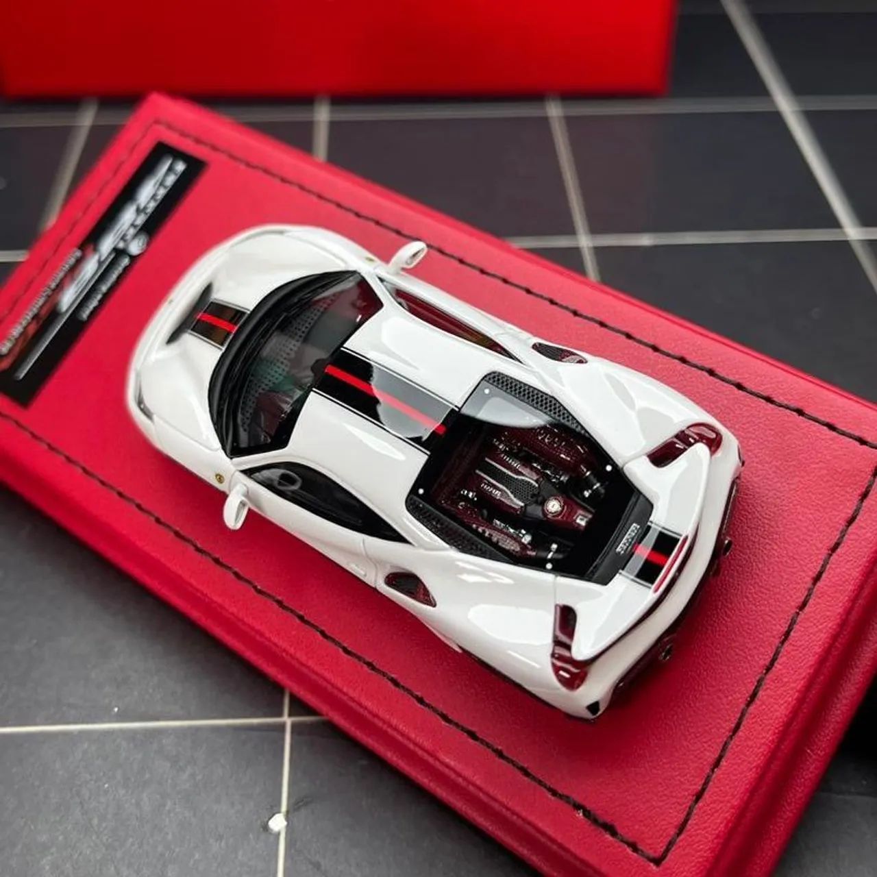 Ferrari 488 Pista Rotating Wheel 1:64 Edição Limitada 37/99 - Foto 5