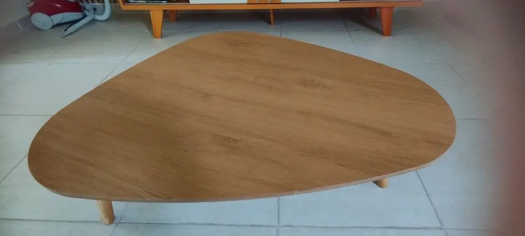 Mesa com 4 cadeiras e mesa de centro 