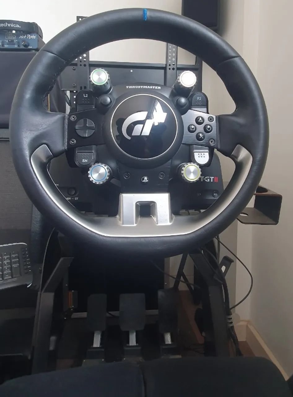 Volante Thrustmaster T-GT 2 com capas de proteção