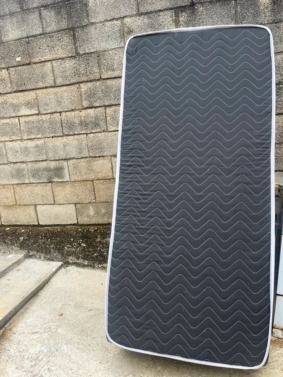 Vendo cama box com colchão de solteiro 65568095725315121