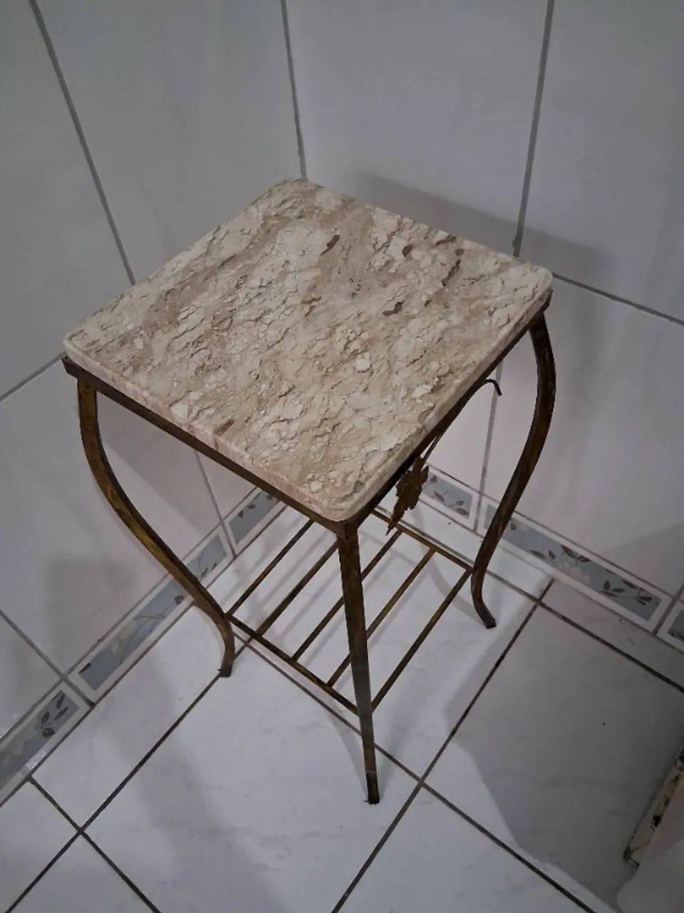 Mesa de canto mármore e ferro