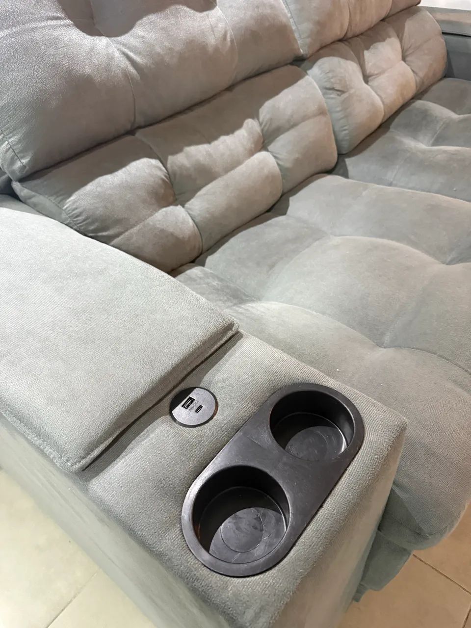Urgente To de Mudança! Vendo Sofá 2 Lugares com Porta Copos e Entrada USB - Foto 3