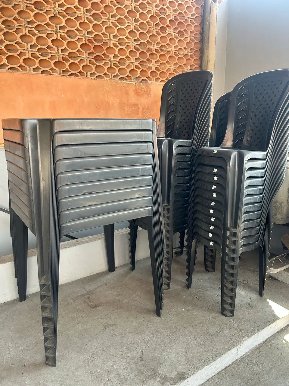 Conjunto de mesas e cadeiras de plástico 