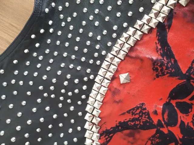 Colete em Couro Legítimo com Rebites e Patch nas Costas Metal Extremo - Foto 4
