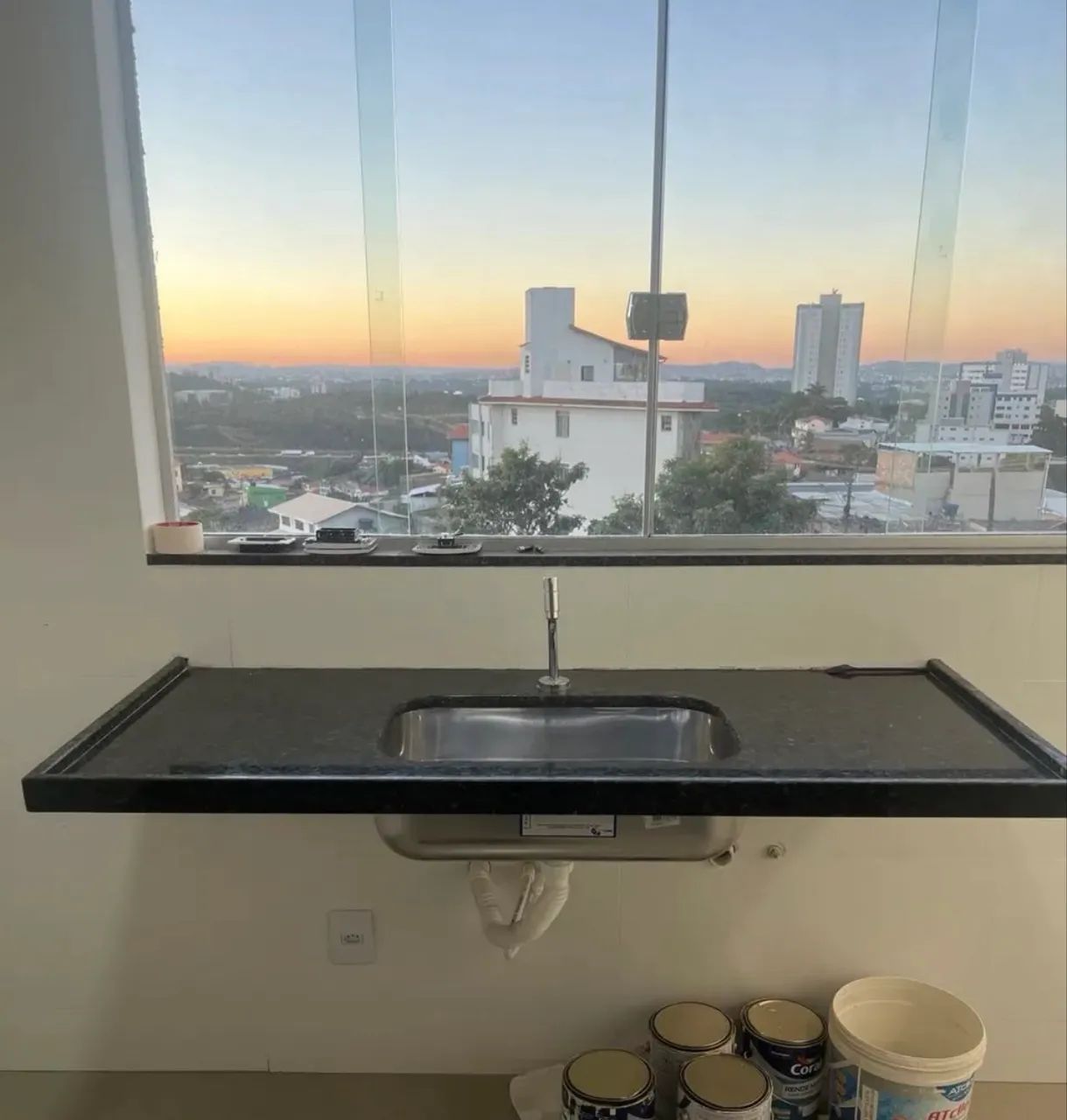 Bancada com bojo e torneira novos. 