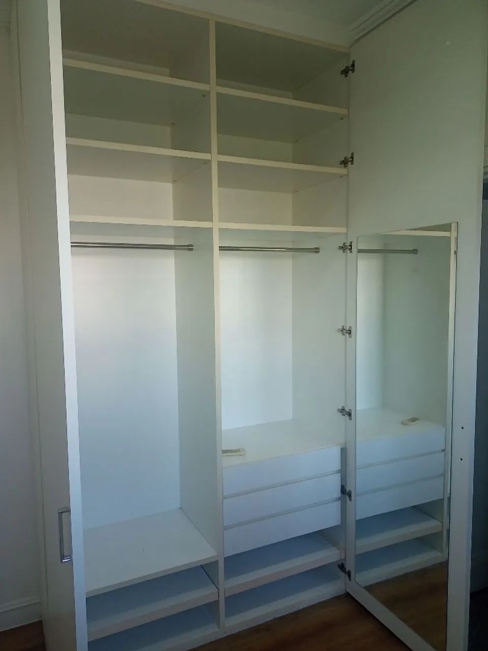 Guarda Roupa Solteiro Com Gavetas  - Foto 3