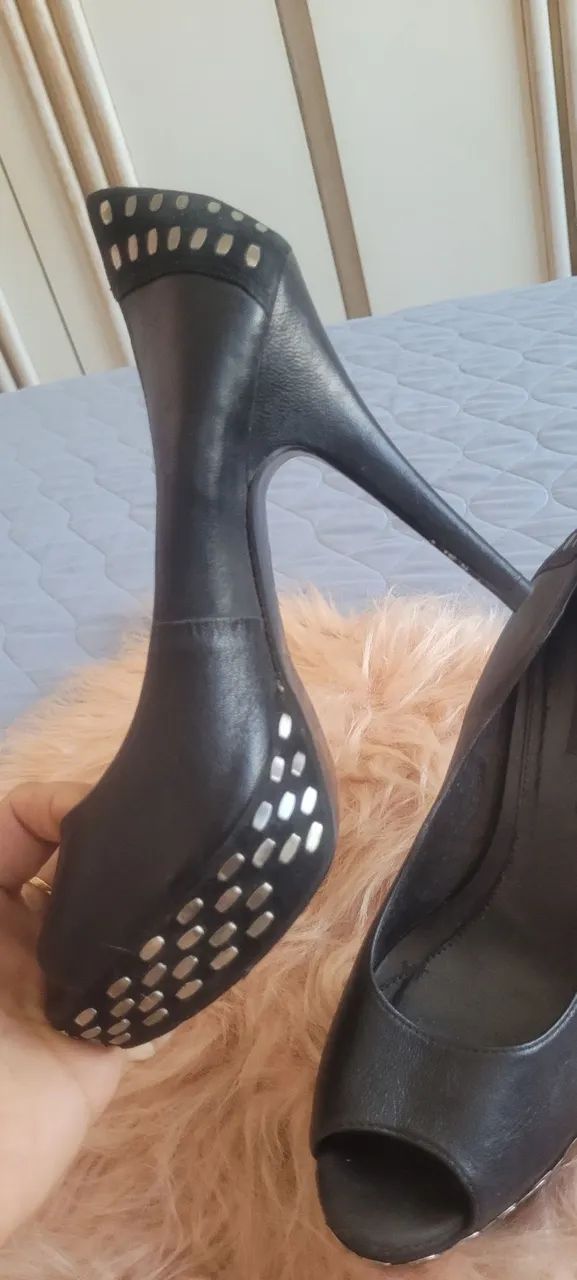 Peep toe preto em couro Arezzo - Foto 2