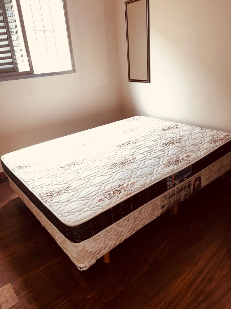 Cama box , colchão comum espuma e mesinha 3 gavetas - Foto 2