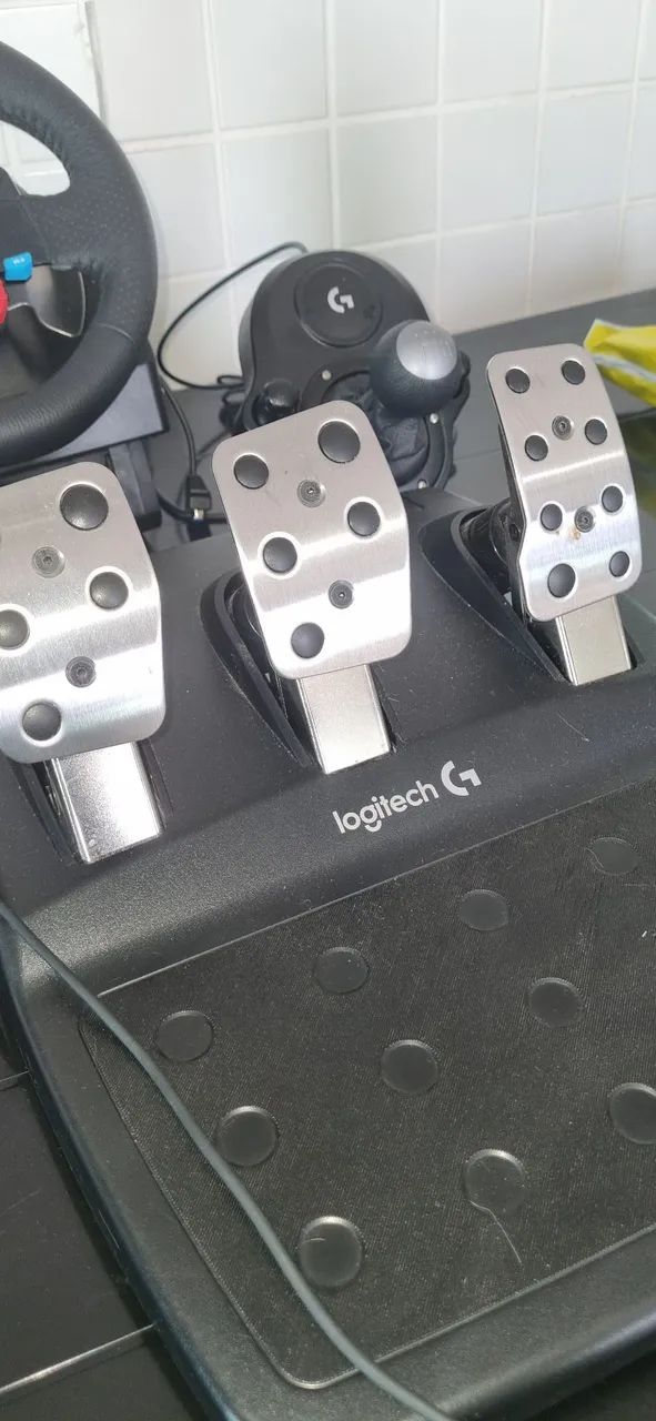 Volante Logitech Driving Force G29 com pedais e câmbio (usado) - Foto 4
