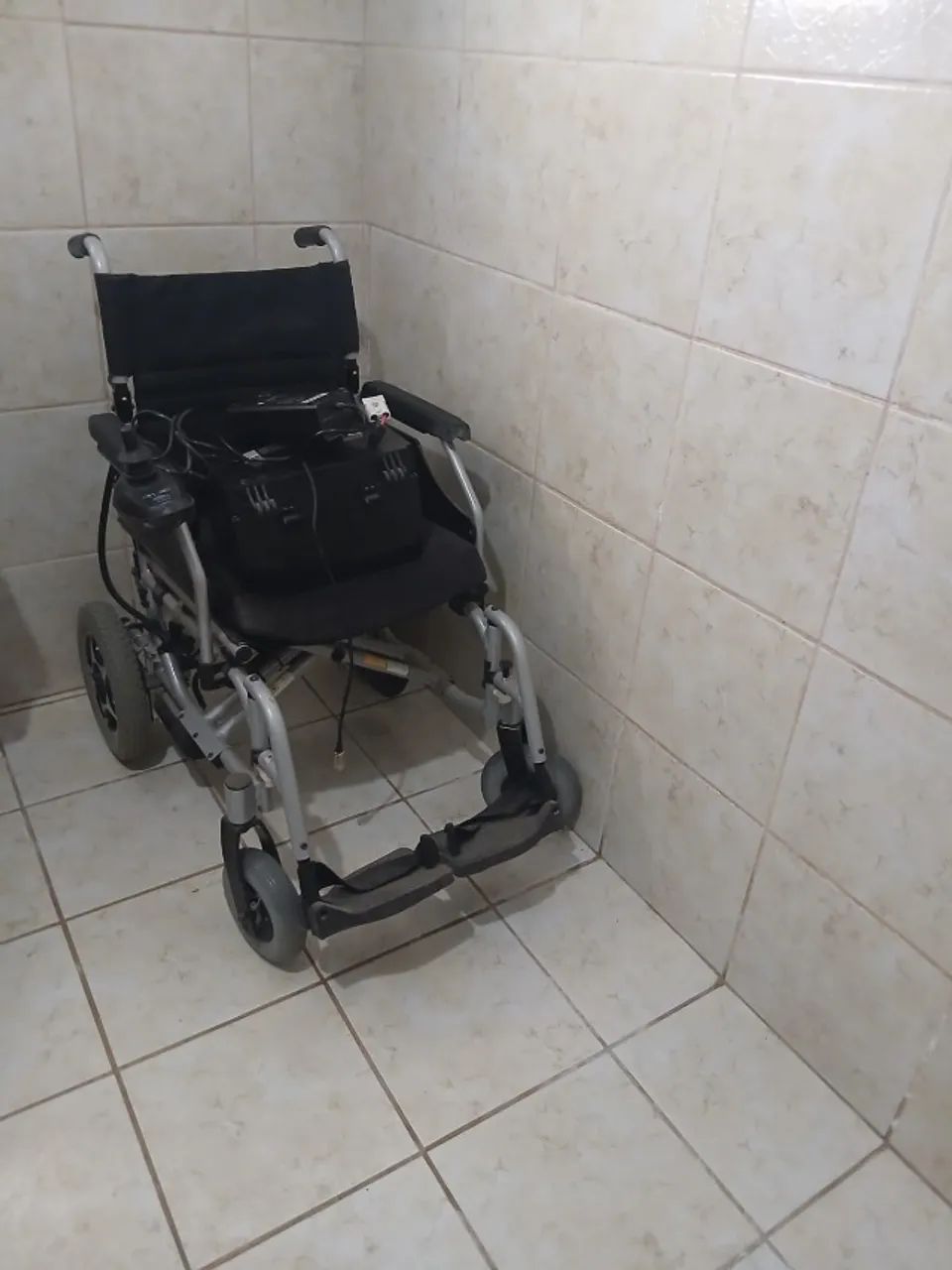 Cadeira de rodas motorizada - Foto 2