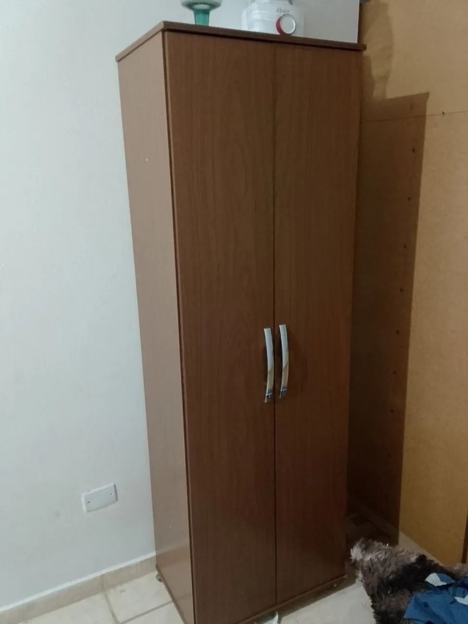 Armário de duas portas, com rodinhas 