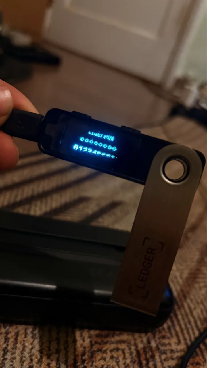 Carteira de cripto moedas Ledger nano S Plus (com caixa) - Foto 3