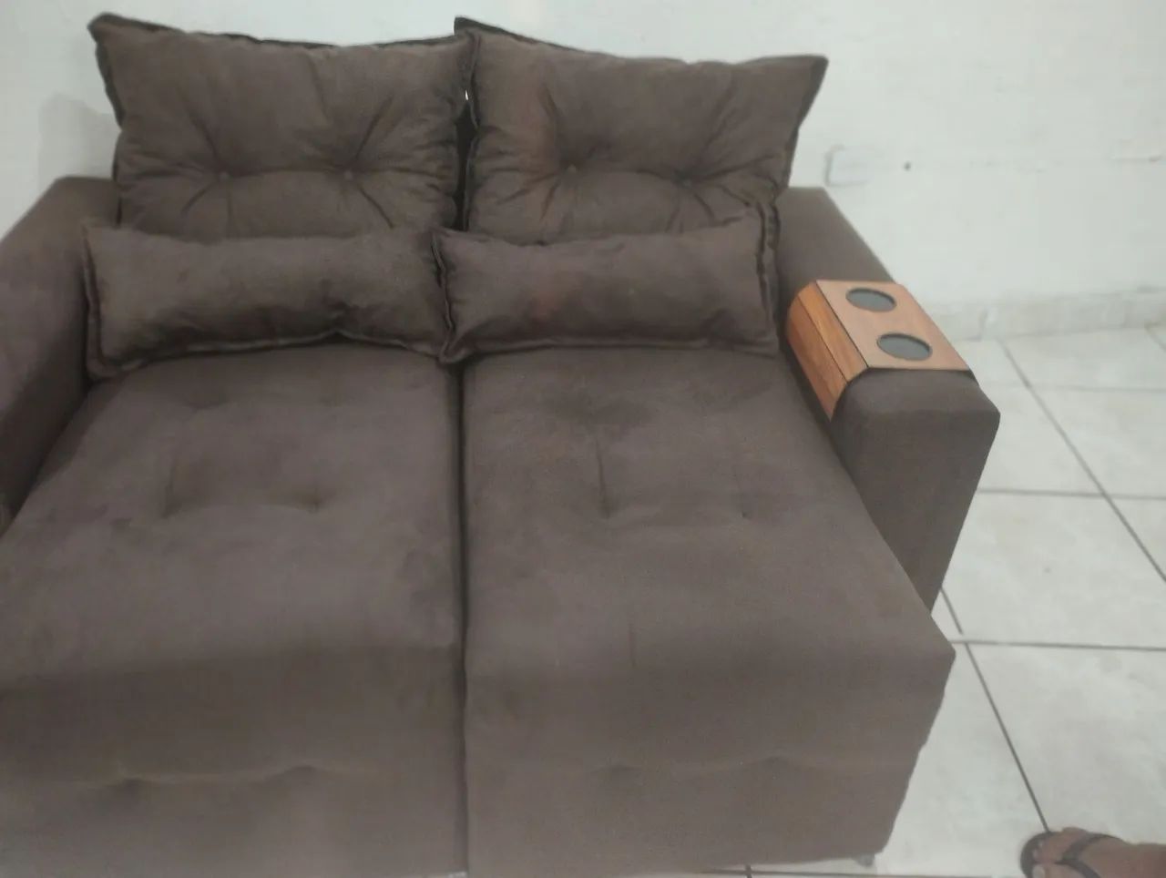 Sofá retrátil 1.60 metros, porta copos de brinde  - Foto 3
