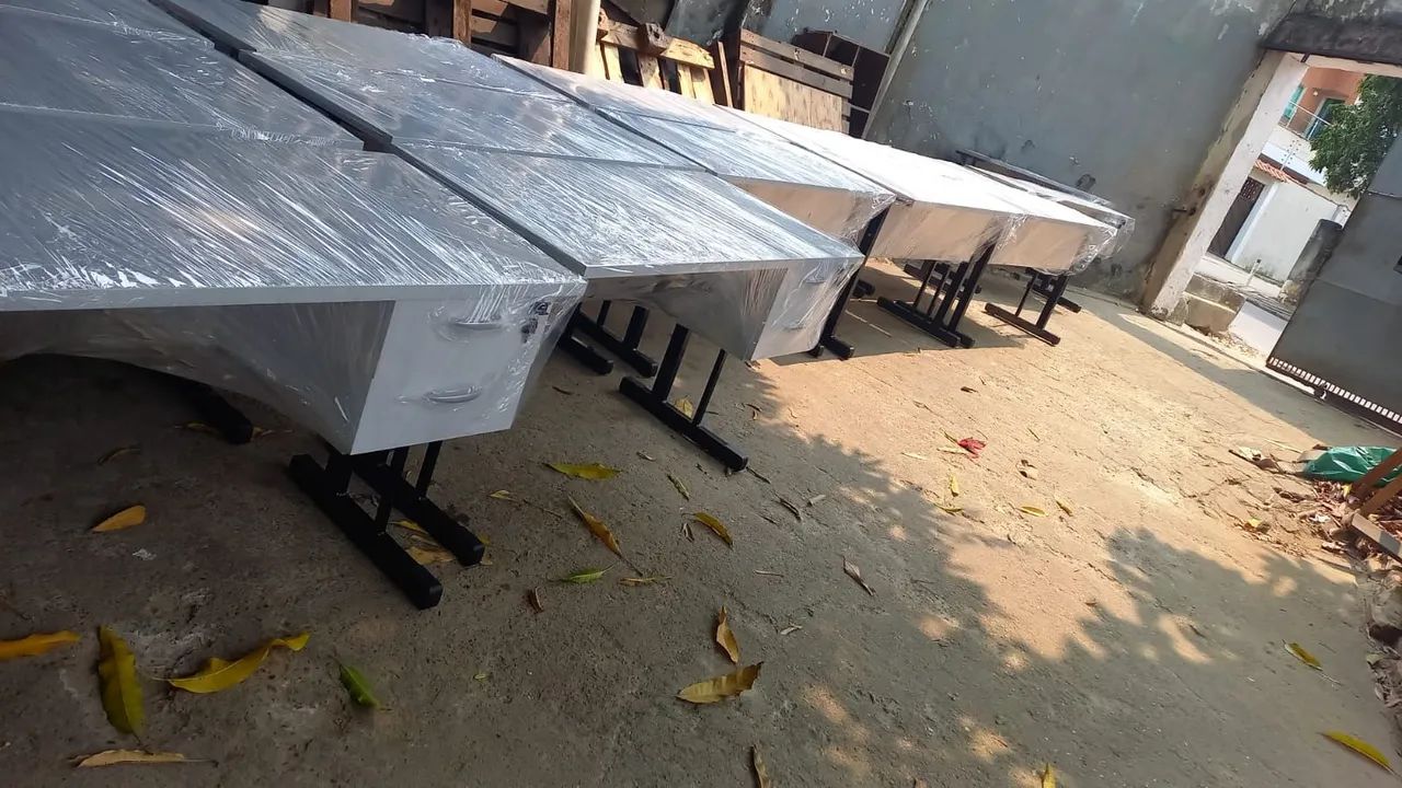 Mesa de escritório com duas gaveta.  - Foto 2