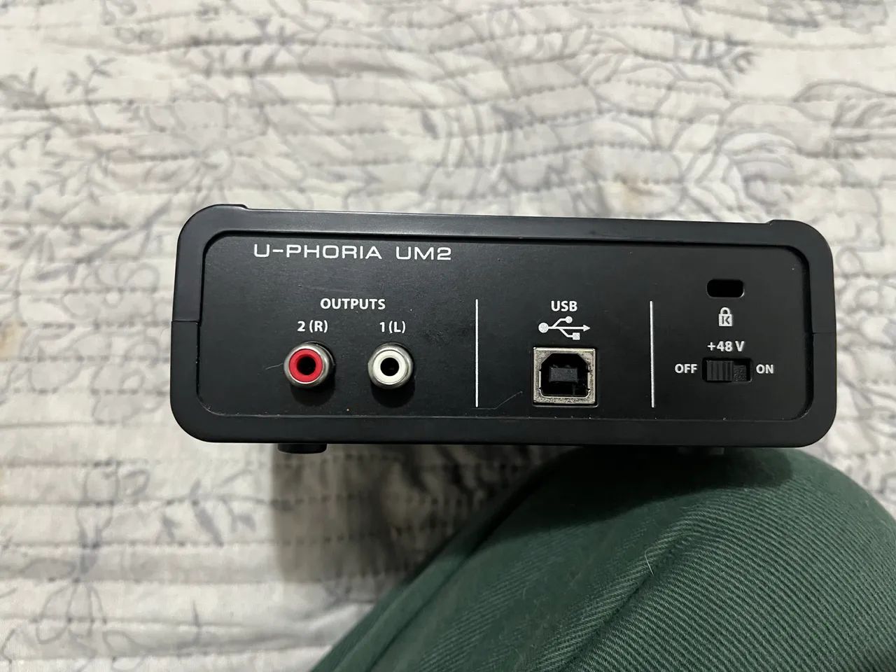 Placa de Áudio Behringer U-Phoria UM2 + Cabos | Home Studio444676707462031364