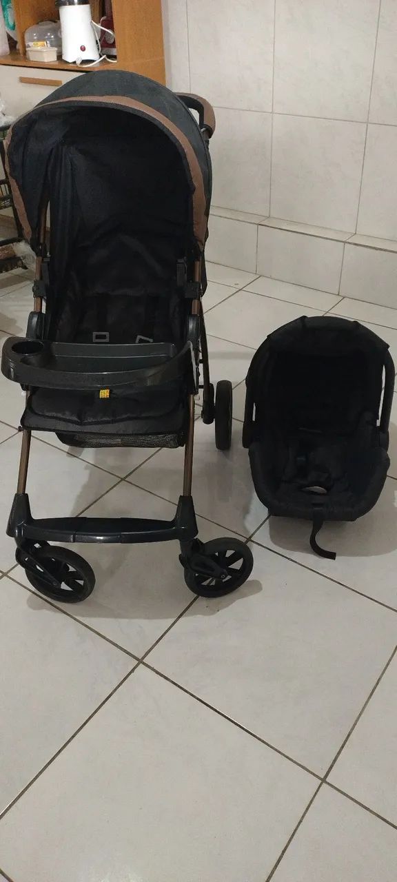 Carrinho de bebê com bebê conforto 