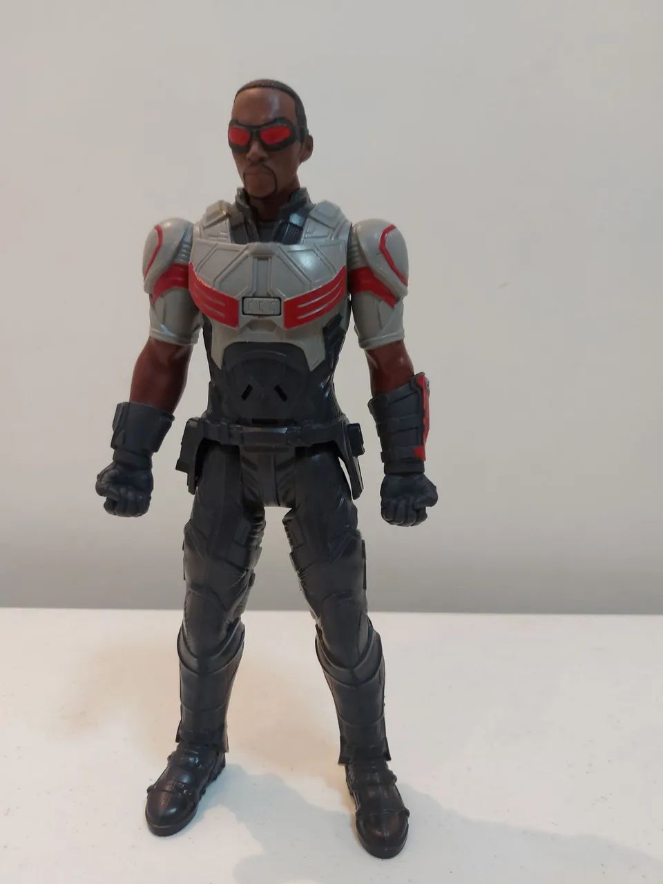 Boneco Falcão Negro eletrônico com falas funcionando em perfeito estado
