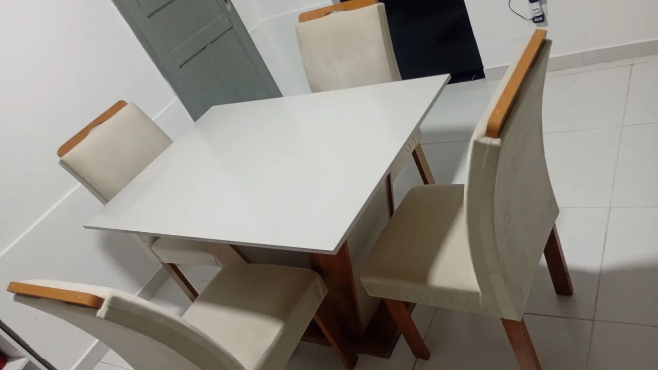 Mesas com 4 cadeiras semi nova 3 meses de uso 