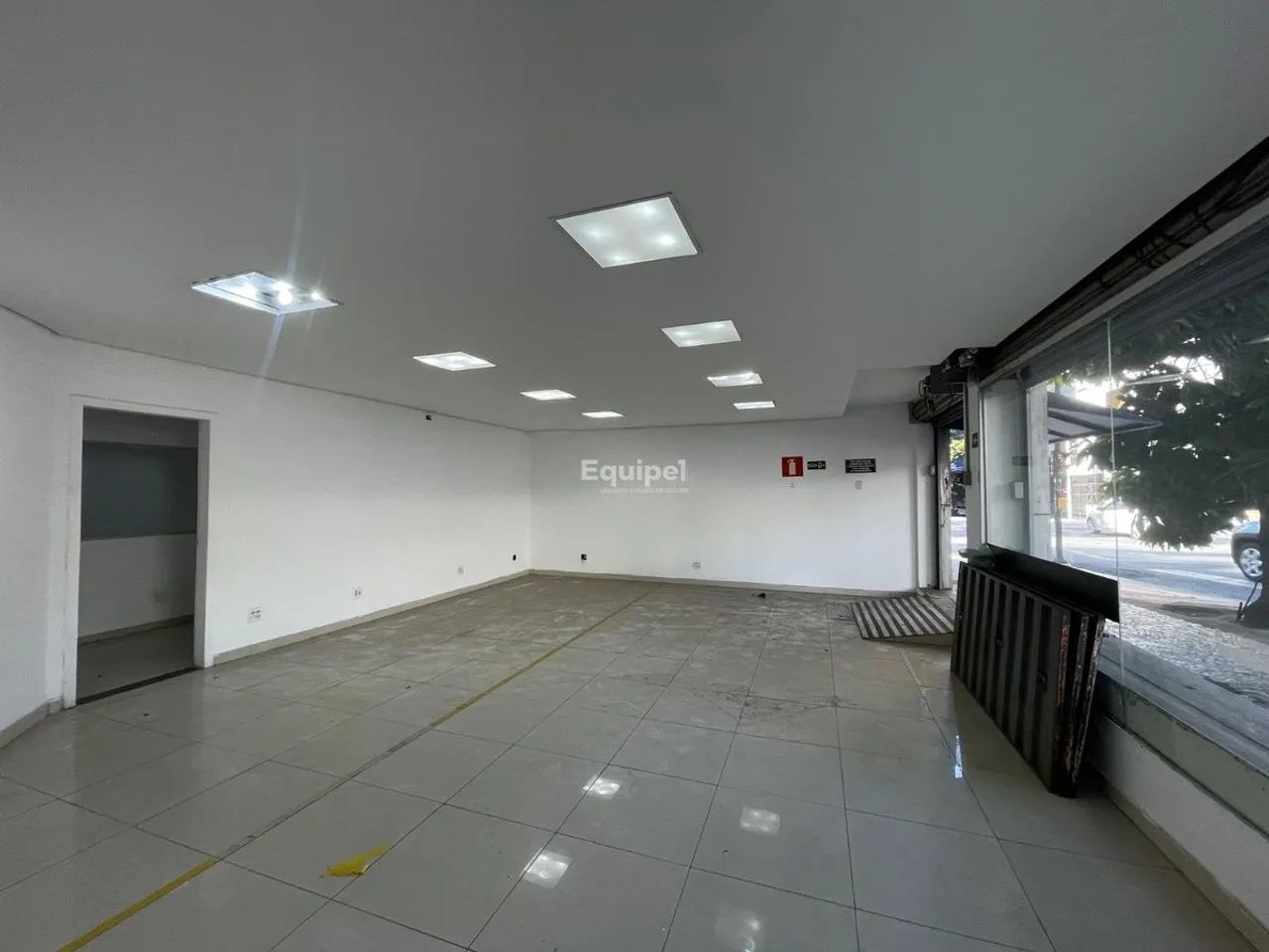Loja Comercial de 210m² para Alugar na Savassi | 70m² de Loja + Subsolo - Foto 3
