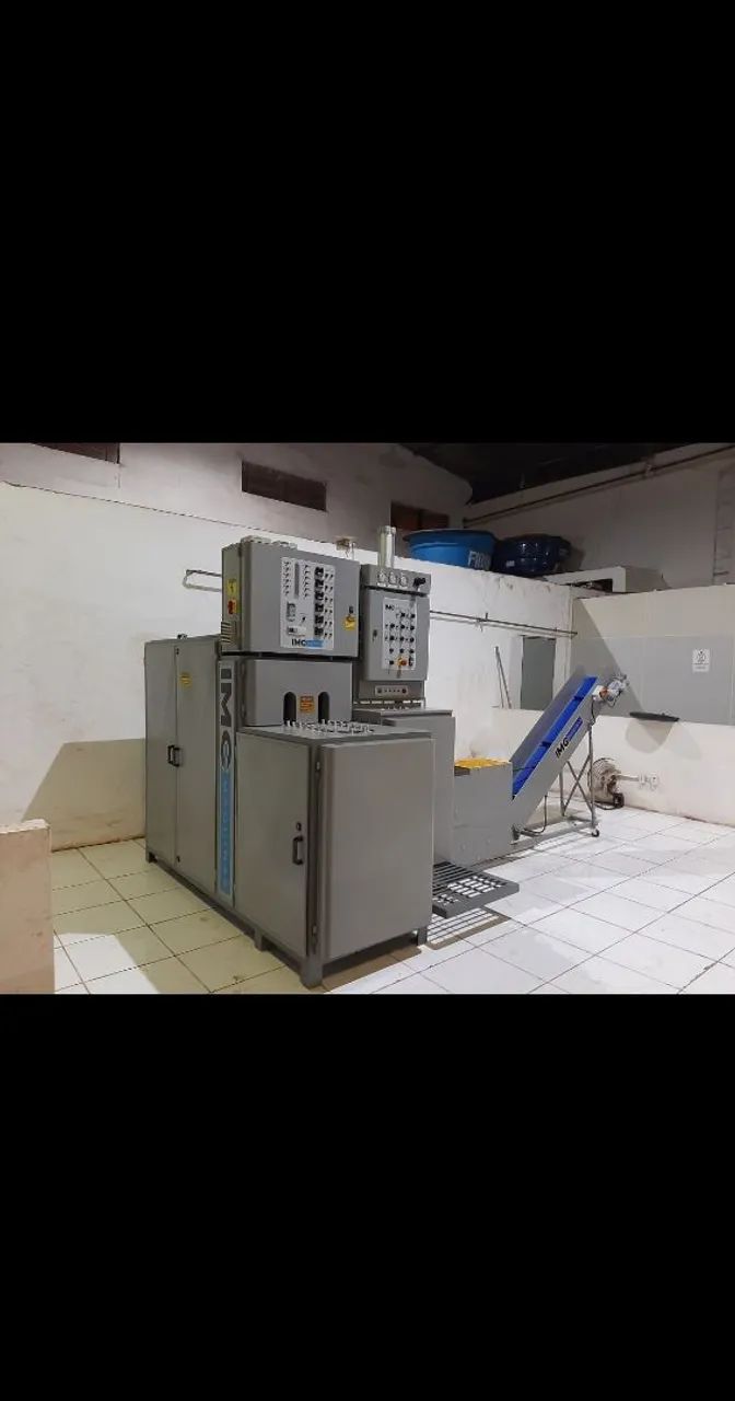 Vende-se Uma Máquina Sopradora IMC de garrafa Pet e Periféricos.