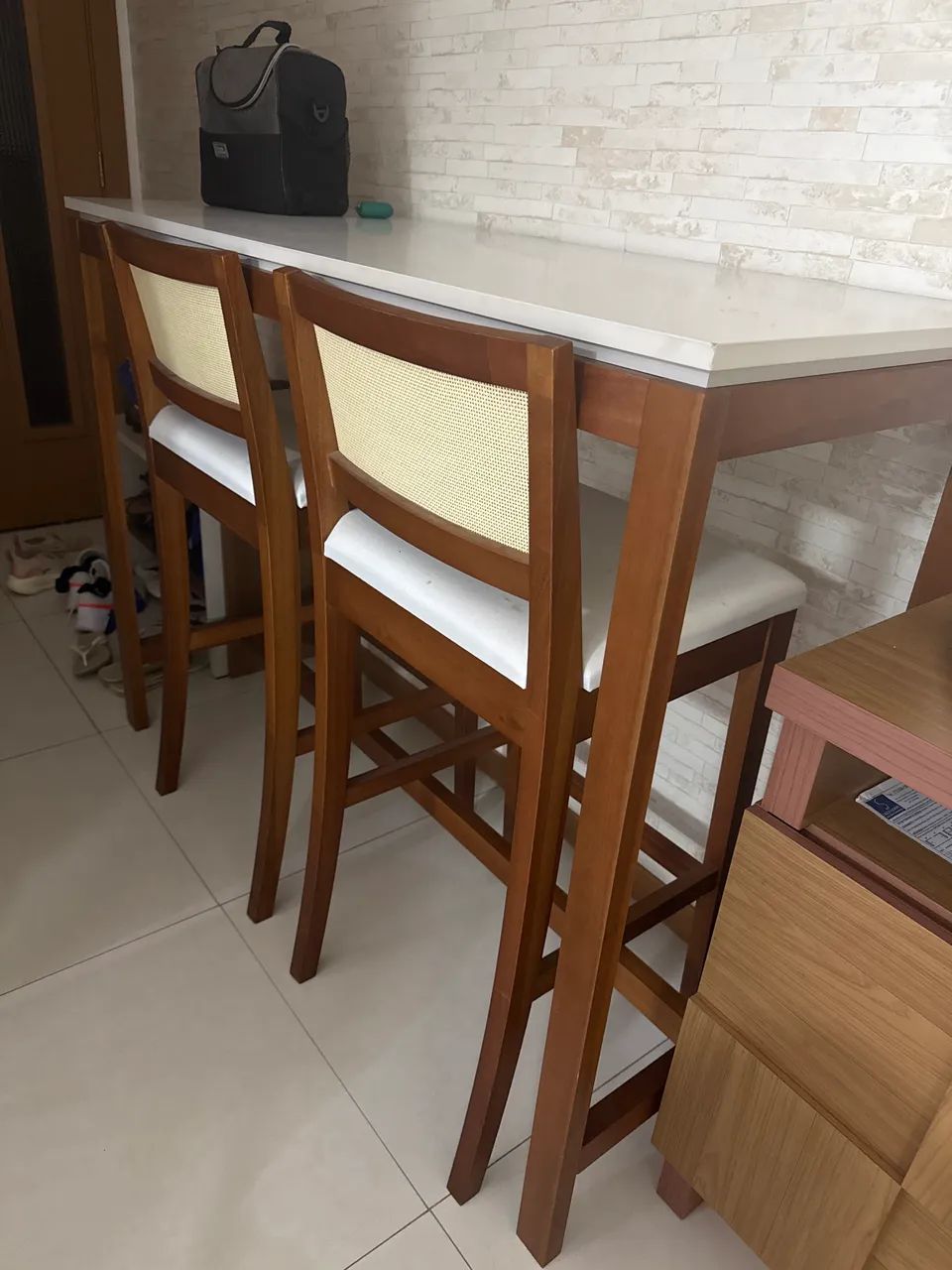 Mesa alta com banquetas