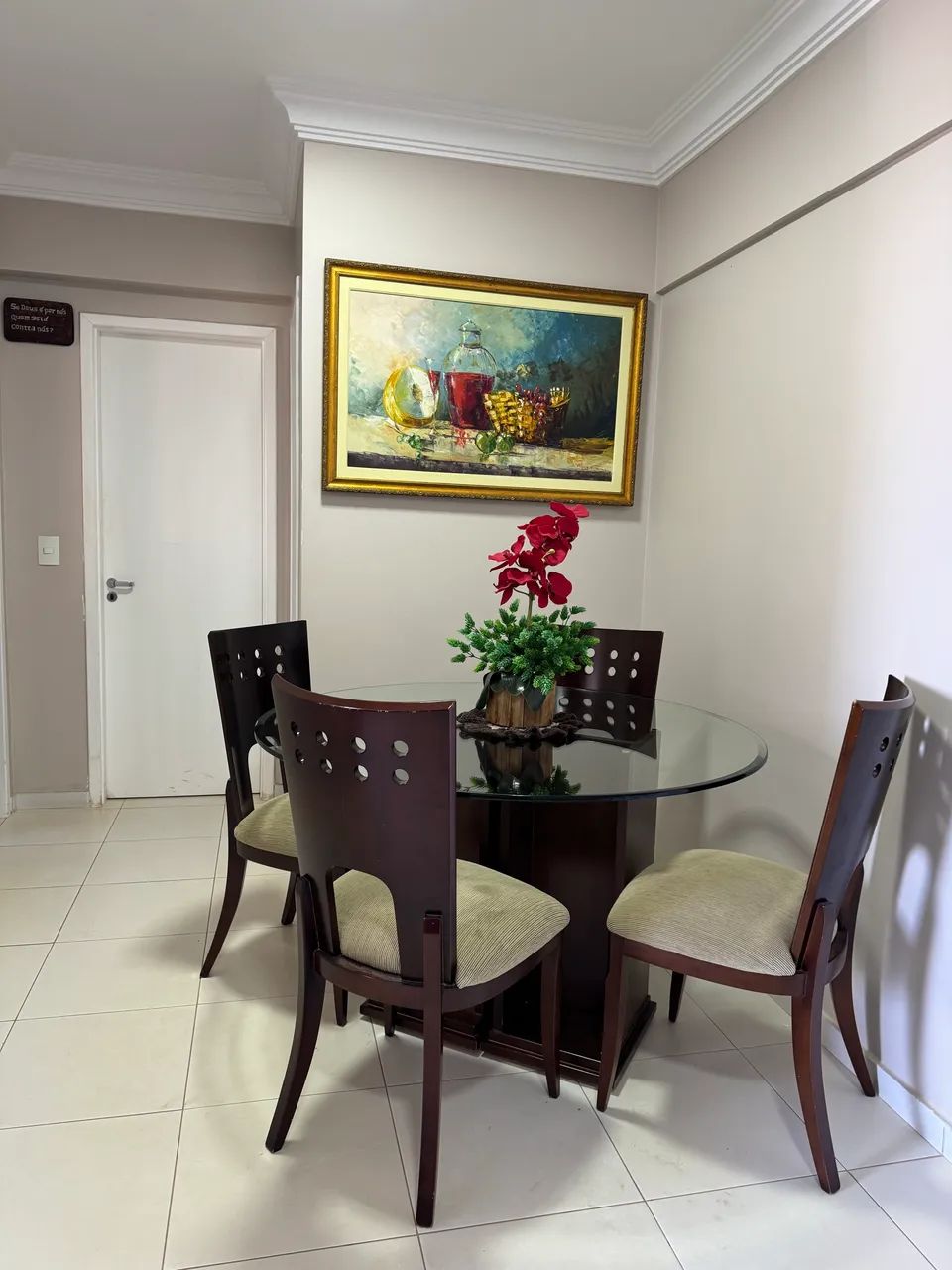 Mesa com 4 cadeiras - Bem conservada - Foto 2