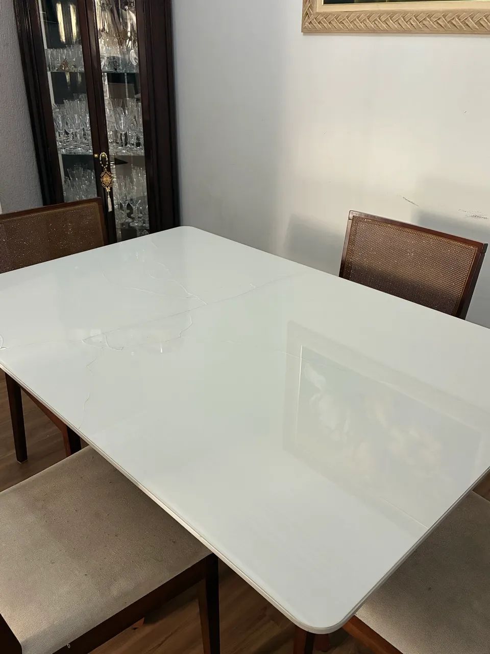 Mesa com tampo laqueado quebrado com 4 cadeiras 