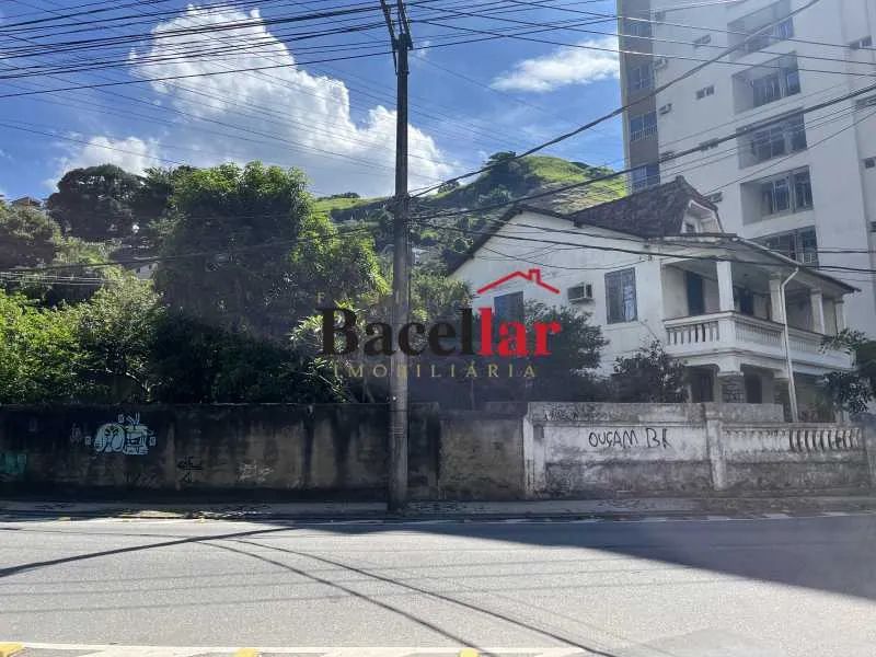 Casa duplex vaga para 3 carros com 324 m²