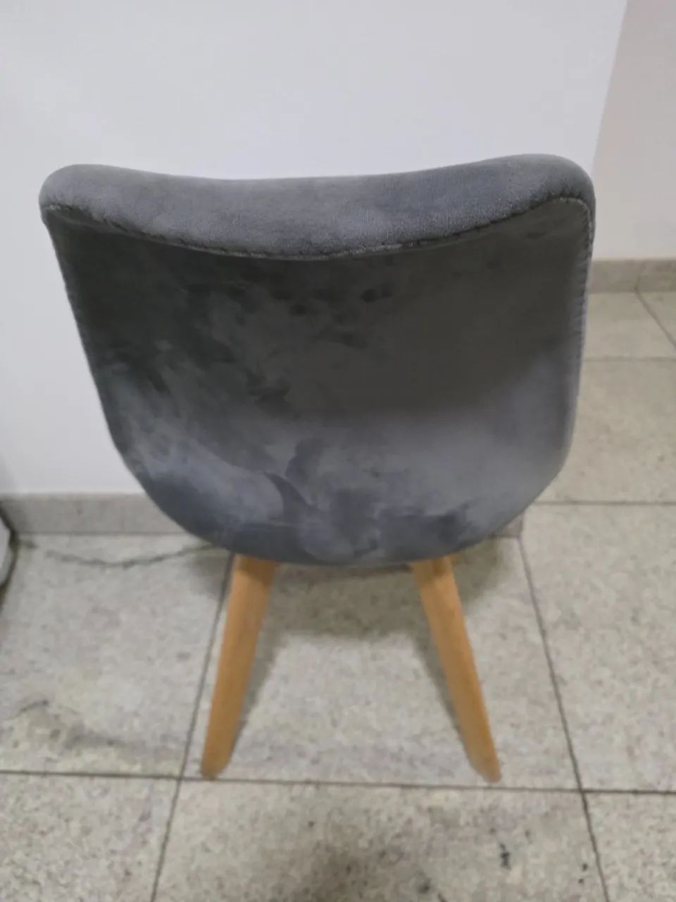 Cadeira cinza de veludo - Foto 2