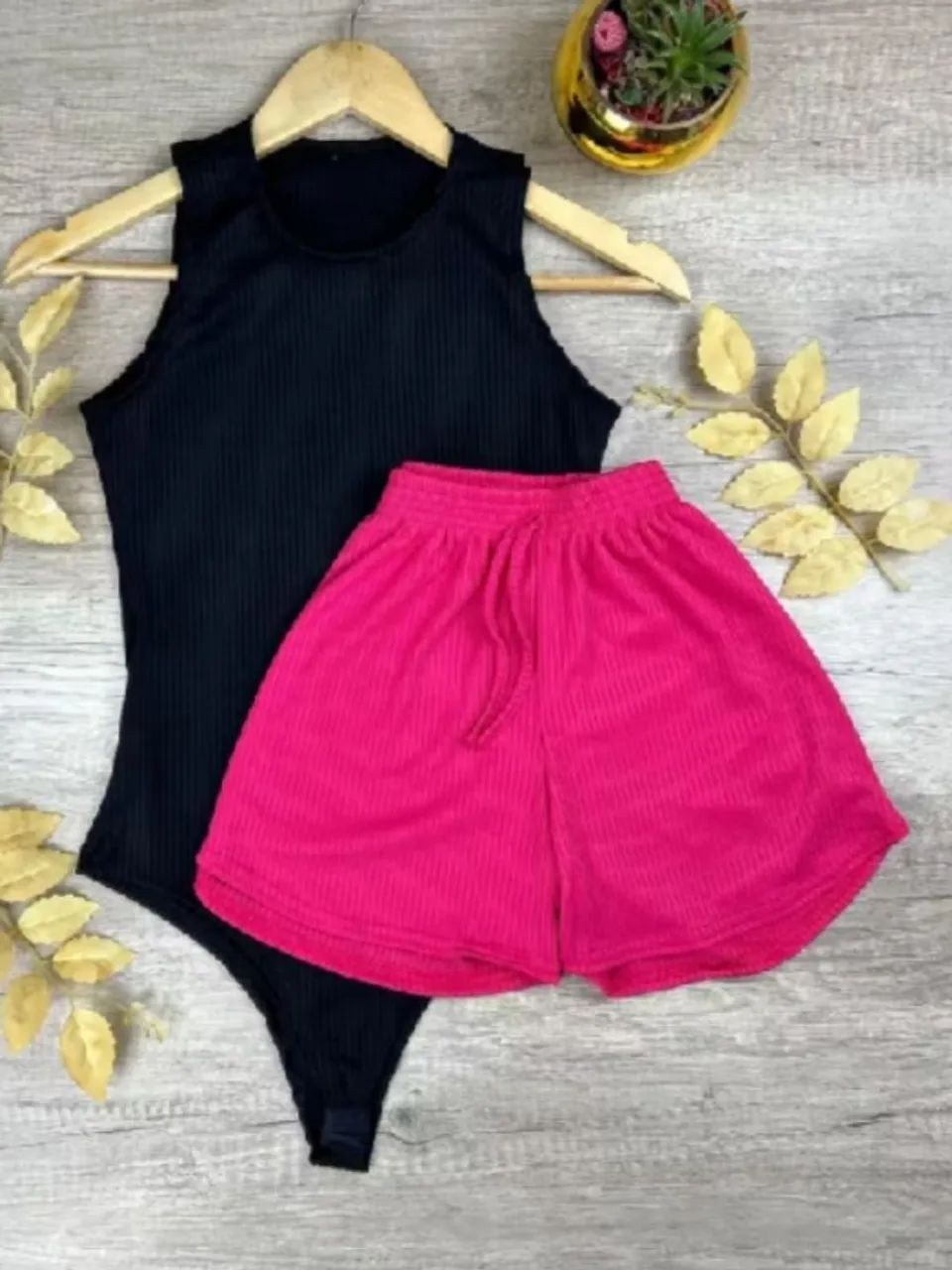 BODY SHORT LOOK CANELADO