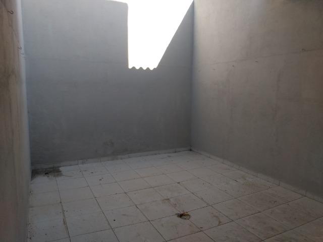 Casa tipo duplex 2 suítes, varandão, garagem coberta com cisterna e quintal Gigante - Foto 11
