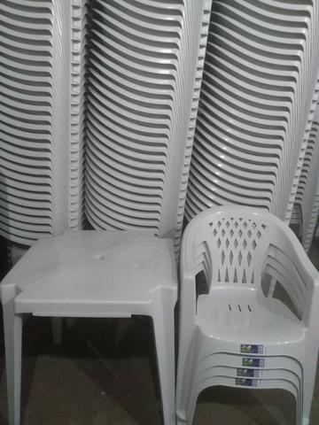 Conjunto de Mesa e Poltronas Plásticas, R$150,00. Até 6x No Cartão!