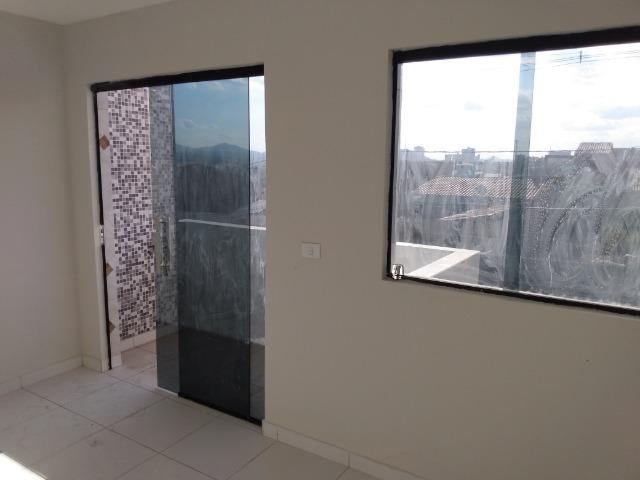 Casa tipo duplex 2 suítes, varandão, garagem coberta com cisterna e quintal Gigante - Foto 6