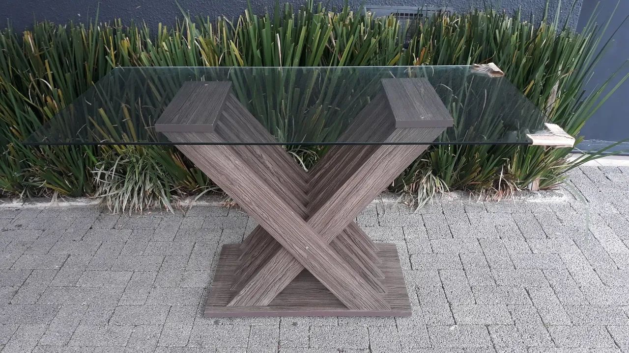 Mesa com tampo de vidro 