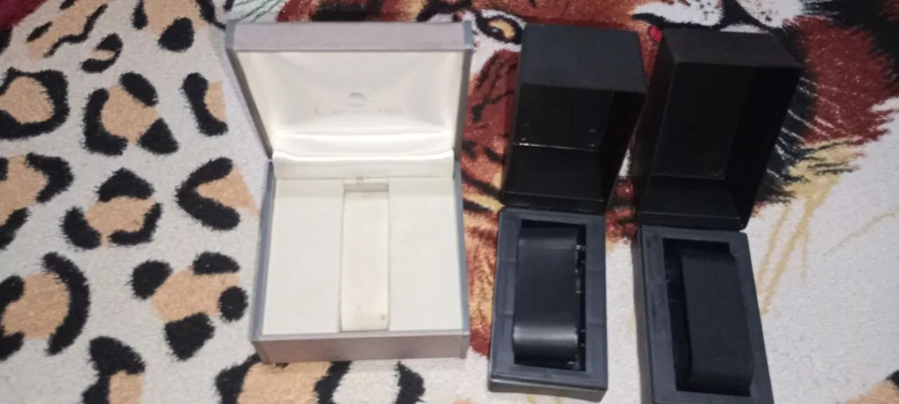 Vendo 03 caixas guarda relógio de pulso