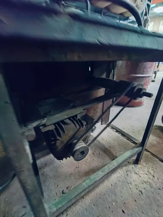 Prensa hidráulica, 1 Tupia, 1 serra circular,1 desempenadeira. - Foto 3