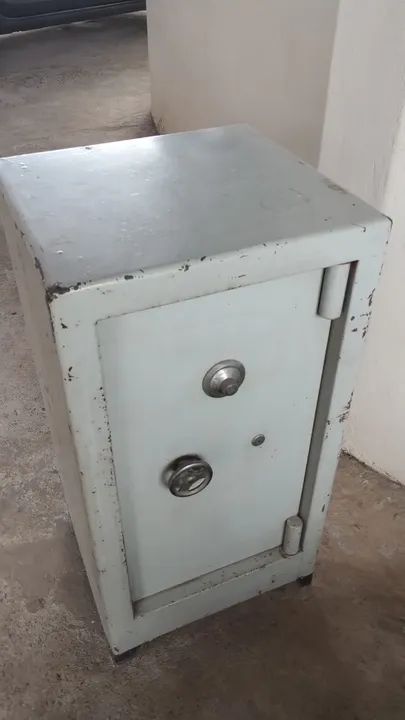 Cofre com senha e chave