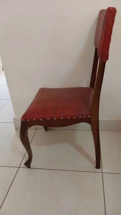 Cadeira década de 60, em madeira com estofamento vermelho, em otimo estado. - Foto 2