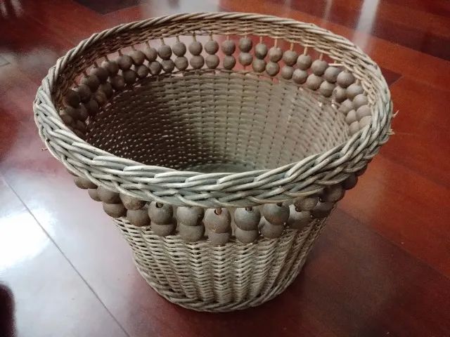 Cesto de vime. Altura de 29 cm.