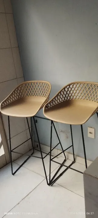 Cadeira Moderna em Metal e Plástico. não entrego